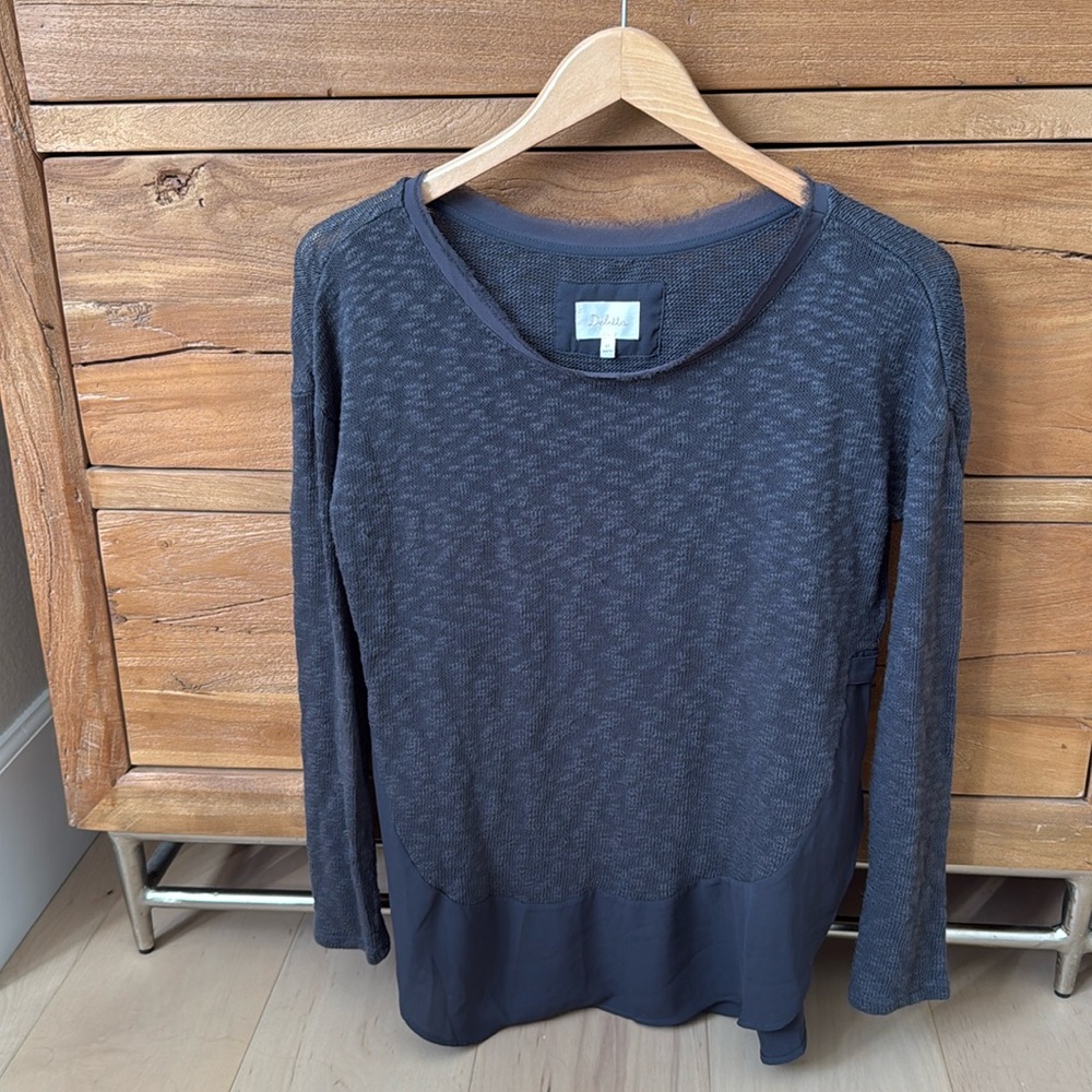 Charcoal gray specialty sweater from Anthropologie in XS